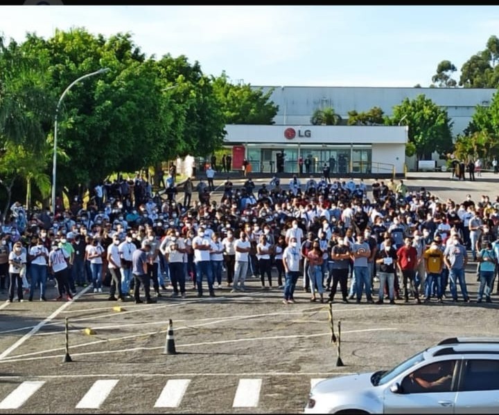 Sergio Nunes com trabalhadores LG