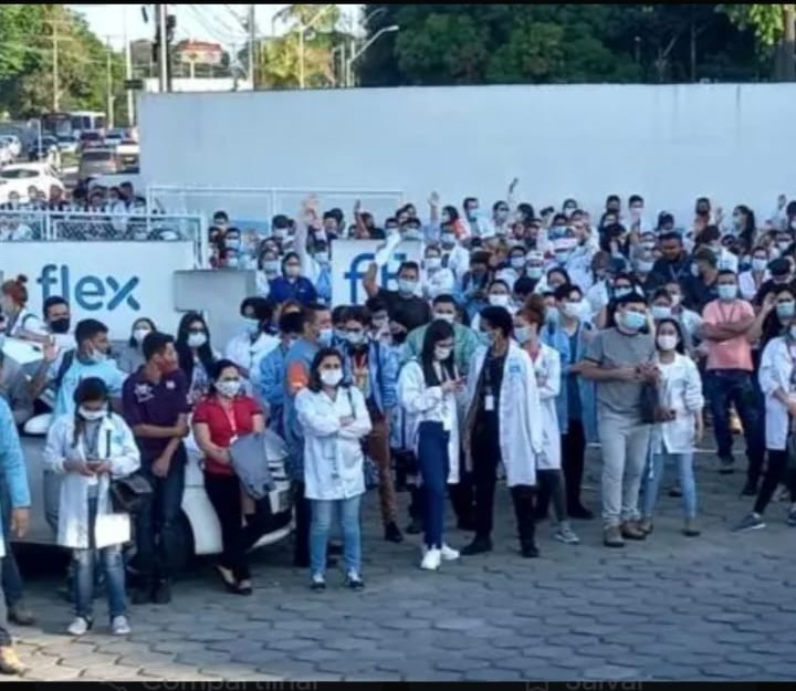 Sergio Nunes com trabalhadores Flex